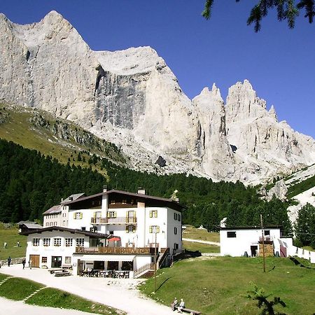 Rifugio Gardeccia Huette Pozza di Fassa Bagian luar foto