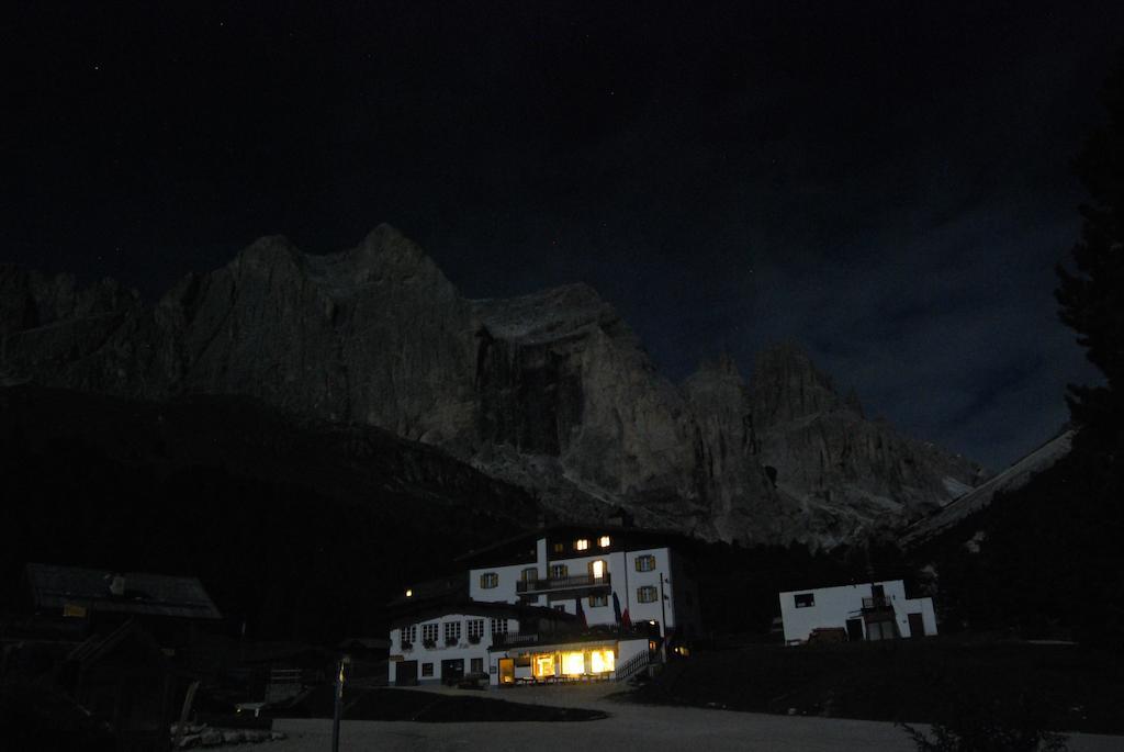 Rifugio Gardeccia Huette Pozza di Fassa Bagian luar foto